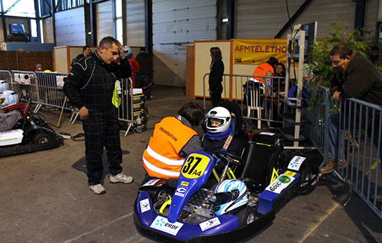 Loïc, handicapé, prêt à partir en piste à bord du kart électrique biplace avec Jean-Marc, pilote expérimenté. Loïc, handicapé, prêt à partir en piste à bord du kart électrique biplace avec Jean-Marc, pilote expérimenté.