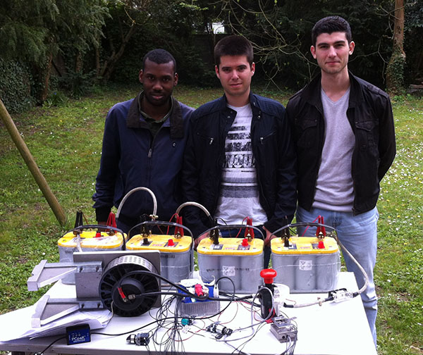 Séance de câblage pour le kart électrique de l'ISTY Séance de câblage pour le kart électrique de l'ISTY