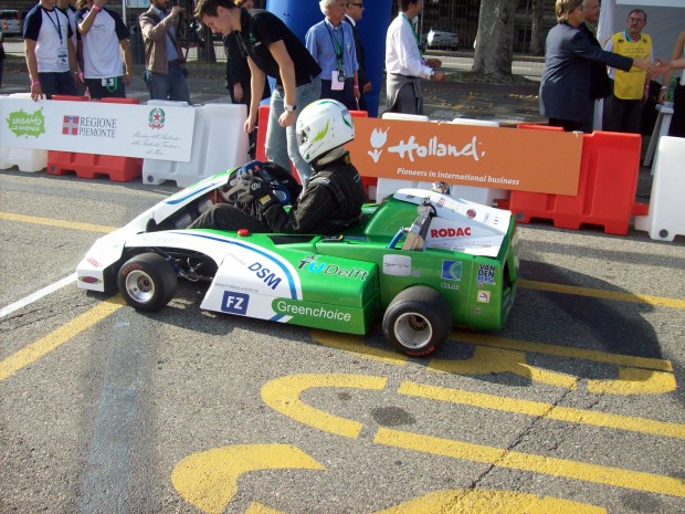 Un kart électrique avec une pile à combustible hydrogène de 8 kW couplée à 20 kW de supercondensateurs Un kart électrique avec une pile à combustible hydrogène de 8 kW couplée à 20 kW de supercondensateurs