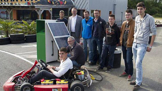 Valentin, Bryan, Guillaume et Riwan (au volant) sont venus tester leur bolide sur le circuit plumélois, vendredi matin.