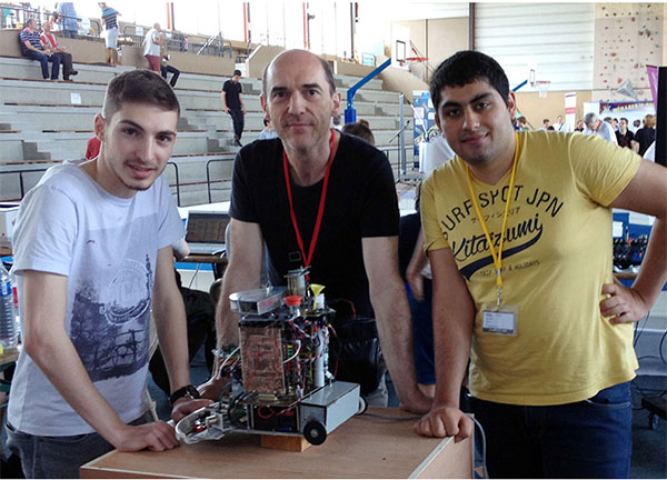 Le robot Edmond entouré de ses créateurs, Ludovic PIREDDA, Frédéric IMBERT et Cem UCAR Le robot Edmond entouré de ses créateurs, Ludovic PIREDDA, Frédéric IMBERT et Cem UCAR