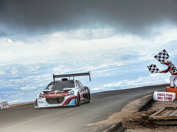 Une voiture électrique gagne à Pikes Peak Une voiture électrique gagne à Pikes Peak