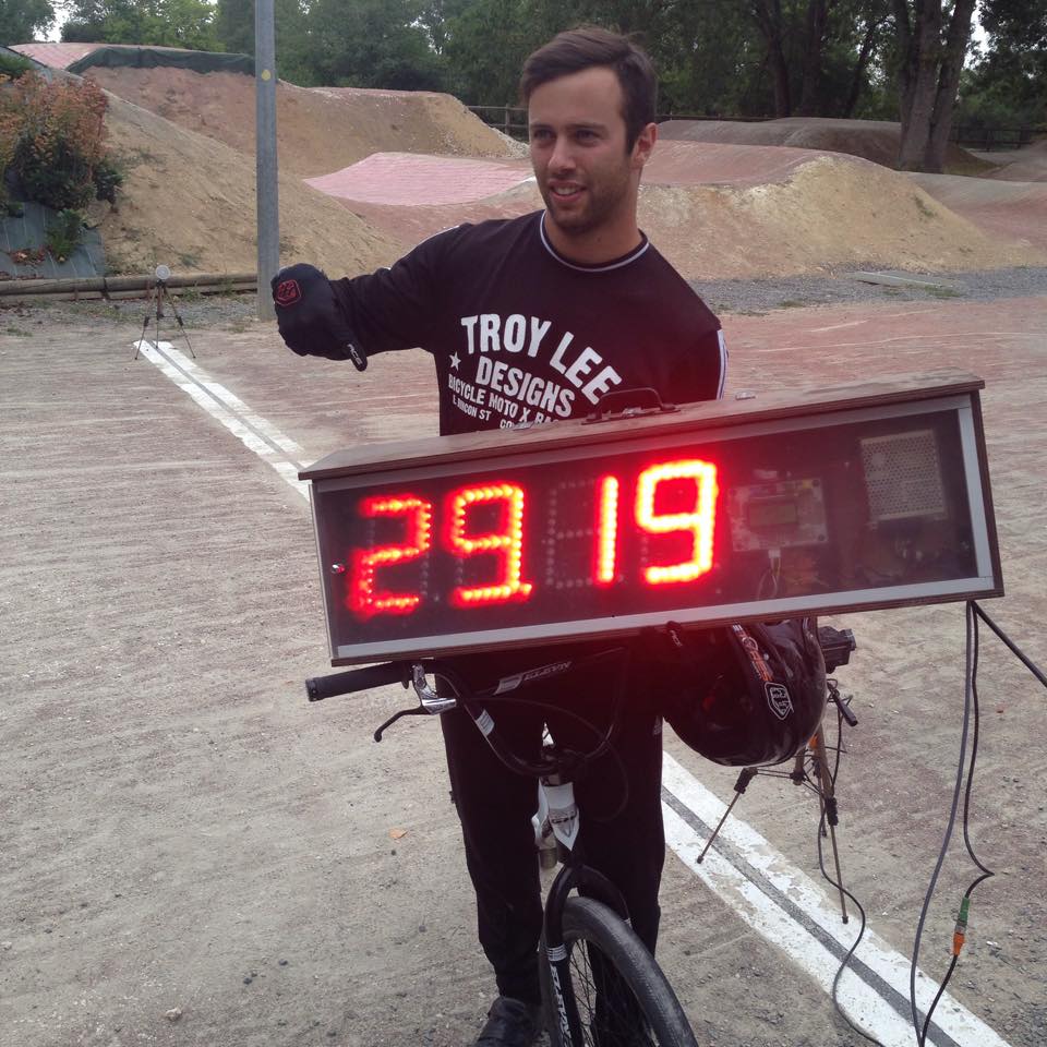 Vincent Peluard établit le nouveau record sous la barre des 30 secondes à 29.19s. Vincent Peluard établit le nouveau record sous la barre des 30 secondes à 29.19s.