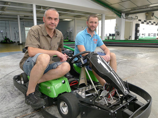 Thierry Carniel et Patrice Calmette ont transformé l'ancienne Jardinerie Tarnaise en circuit de karts./photo JMG Thierry Carniel et Patrice Calmette ont transformé l'ancienne Jardinerie Tarnaise en circuit de karts./photo JMG