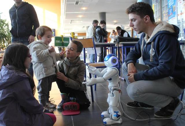 Le robot Nao a charmé les jeunes visiteurs, lors de la Fête de la science, à l'IUT de Châteauroux. Le robot Nao a charmé les jeunes visiteurs, lors de la Fête de la science, à l'IUT de Châteauroux.