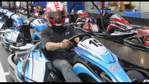 Huit karts peuvent être lancés sur la piste pendant que huit autres chargent. Huit karts peuvent être lancés sur la piste pendant que huit autres chargent.