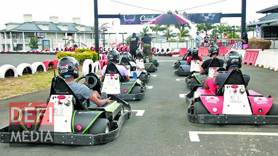 Le Casela Karting dispose, pour l’instant, de 19 karts électriques monoplaces. Le Casela Karting dispose, pour l’instant, de 19 karts électriques monoplaces.