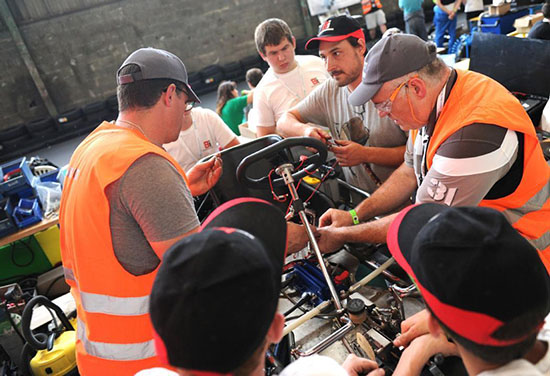 Les élèves de Saint-Junien étaient dans les paddocks pour transformer en 24 heures un kart thermique en électrique.