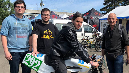 Antoine Prigent, Thomas Mazier, Mathias Dumusois (sur le solex), sont les trois pilotes. Leur enseignant Philippe Abollivier a encadré le projet. Antoine Prigent, Thomas Mazier, Mathias Dumusois (sur le solex), sont les trois pilotes. Leur enseignant Philippe Abollivier a encadré le projet.