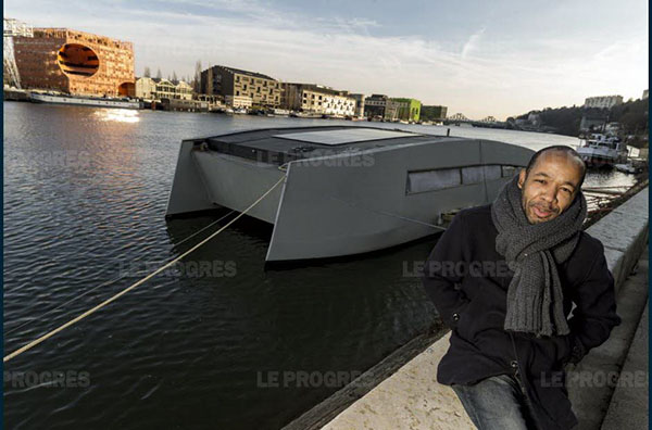 José Placide et sa famille vivent sur leur bateau électrique aux lignes futuristes. Photo Maxime JEGAT José Placide et sa famille vivent sur leur bateau électrique aux lignes futuristes. Photo Maxime JEGAT