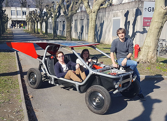Laetitia est au volant du buggy électrique développé par l'IUT de Grenoble