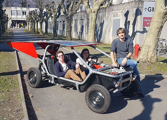 Laetitia est au volant du buggy électrique développé par l'IUT de Grenoble Laetitia est au volant du buggy électrique développé par l'IUT de Grenoble
