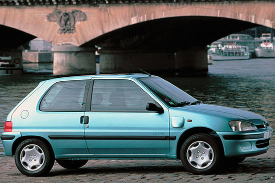 En 1995, Peugeot lance un modèle écologique dans sa gamme en réadaptant sa petite citadine avec un moteur électrique. Le manque de rentabilité du modèle pousse à l'arrêt de la production. La citadine électrique était capable d’une vitesse maxi de 90 km/h et ses batteries lui donnaient une autonomie allant jusqu'à