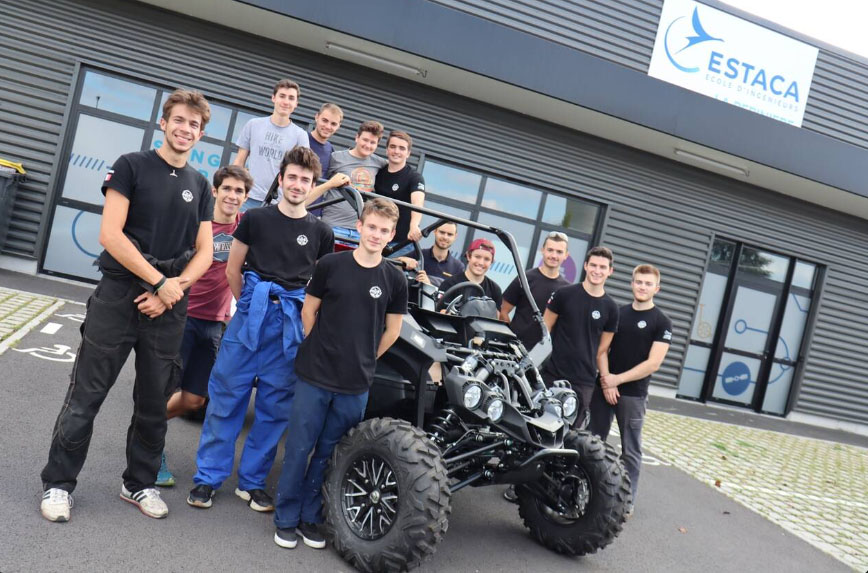 Quelques étudiants de l’Estaca du projet Saar-e. Ils posent à côté du SSV YXZ 1 000 de Yamaha, qu’ils comptent rendre entièrement électrique. OUEST-FRANCE