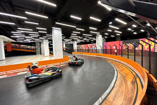 Montigny-le-Bretonneux - Embarquez dans un karting électrique en plein centre commercial