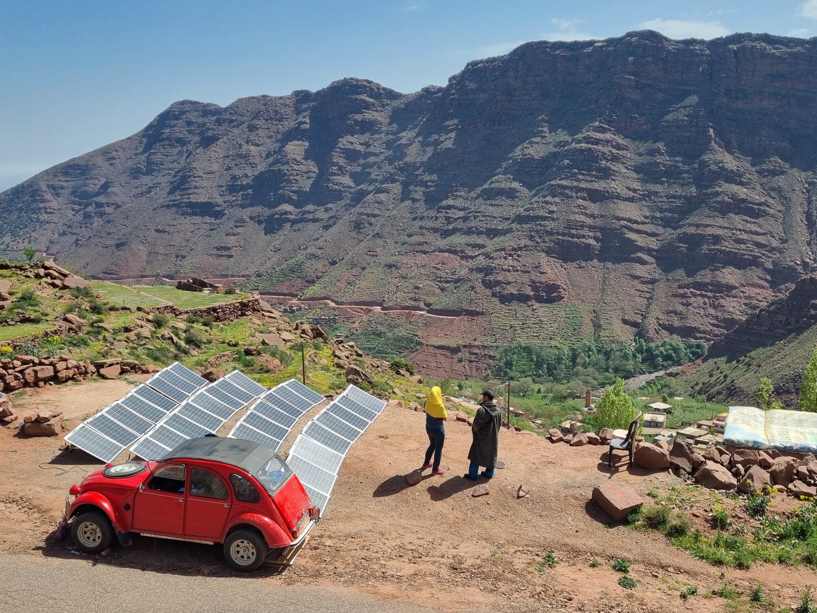 Grâce à ses 32 panneaux solaires rechargeant sa batterie électrique, Jocelyn Pierre a pu conserver son autonomie, même dans des villages les plus retirés du sud marocain. Photo fournie par Jocelyn Pierre
