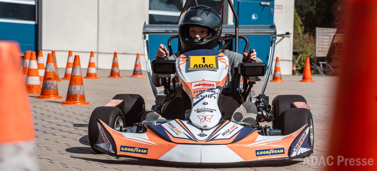 À l'aide de deux joysticks, vous parcourez le parcours dans le kart électrique. © ADAC Weser-Ems eV/Nils Hillers