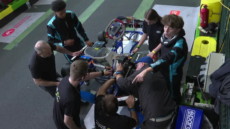 L'équipe du lycée professionnel de Saint-Vaury s'affaire pour identifier le problème de son karting à l'Enedis EV Challenge de Limoges. © Emmanuel Braud - France Télévisions