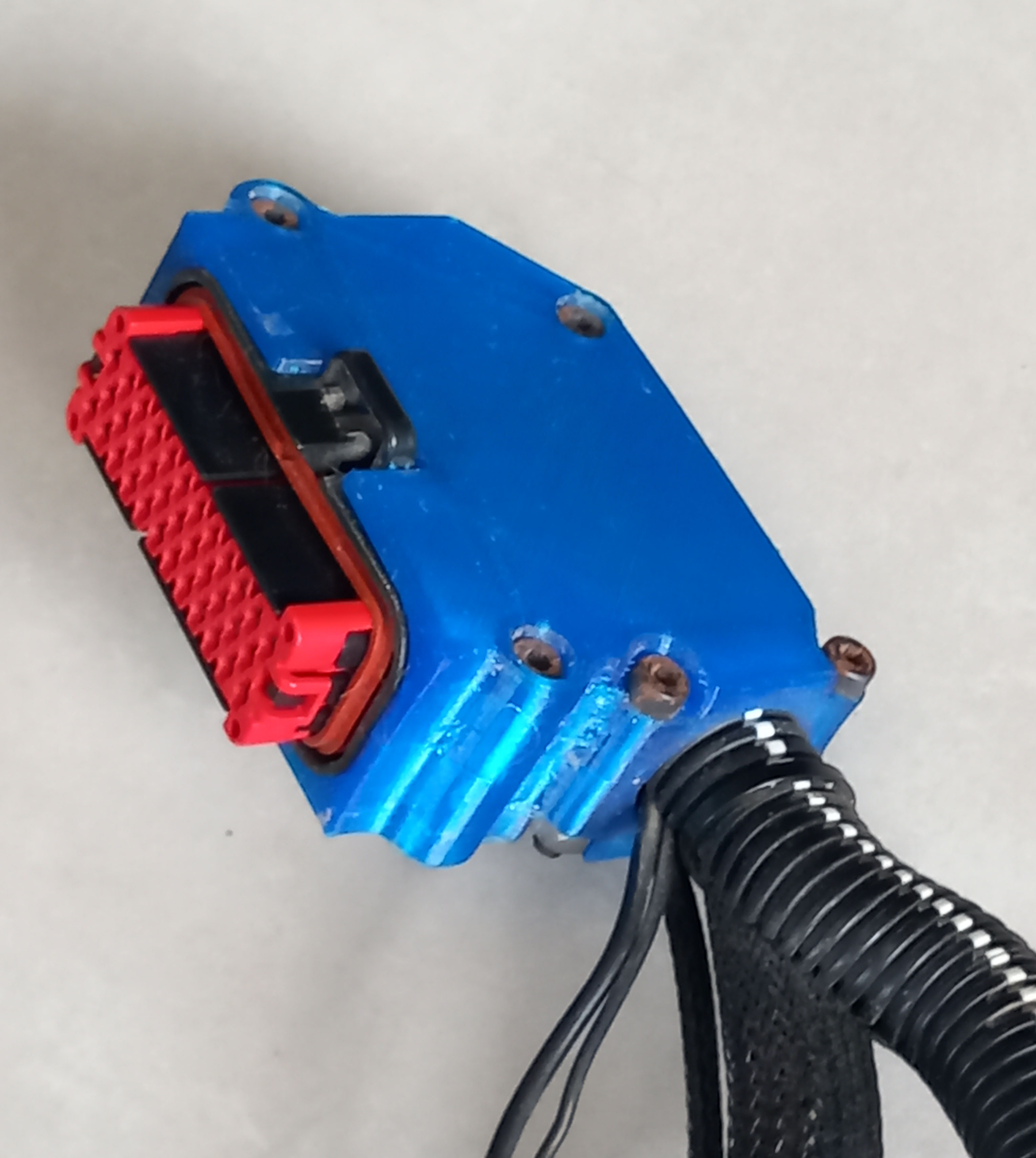 Un capot pour connecteur AMPSSEAL 35 broches SEVCON GEN4 pour imprimante 3D